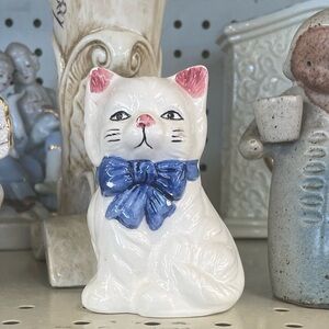 Vintage cat salt or pepper figurine knic knac